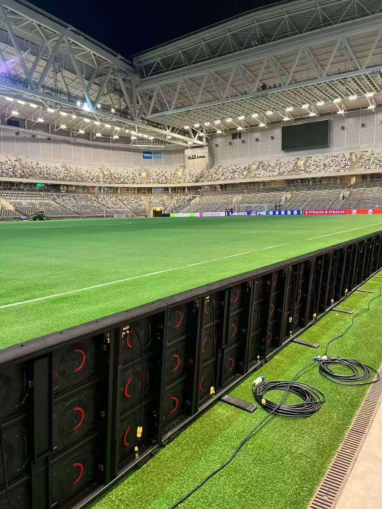 LED-Bande am Spielfeldrand eines Stadions, von hinten auf dem Rasen