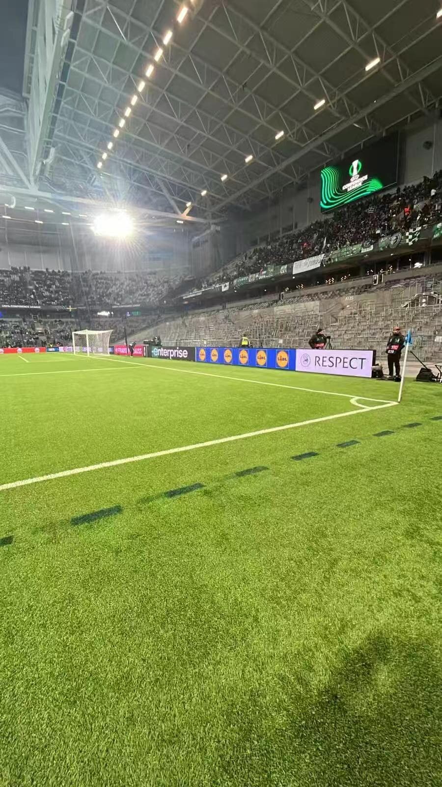 Umlaufende LED-Bande im Stadion während eines Spiels