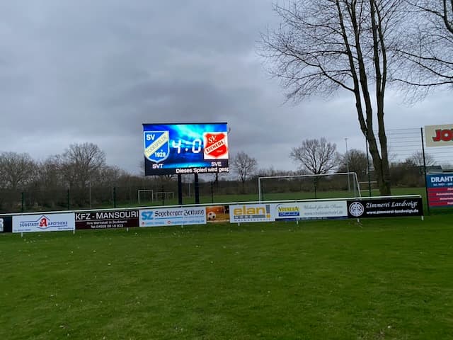 LED-Anzeigetafel zeigt den Spielstand 4:0 mit den Wappen beider Vereine