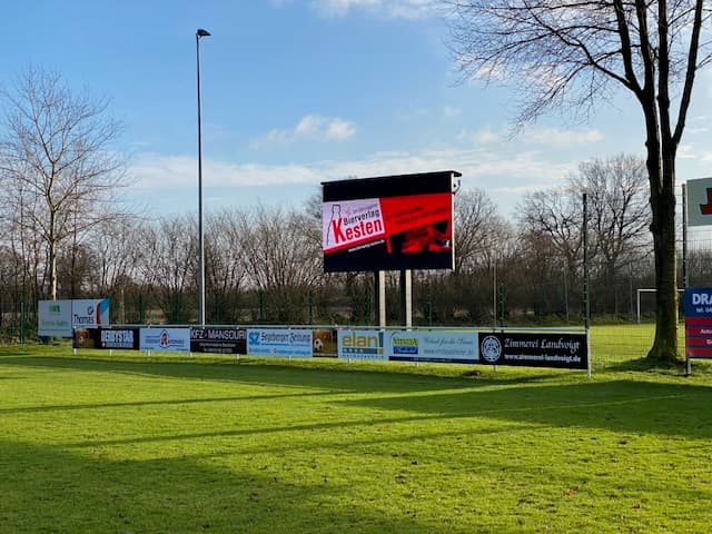 Dieselbe LED-Anzeigetafel zeigt die Werbung eines lokalen Sponsors