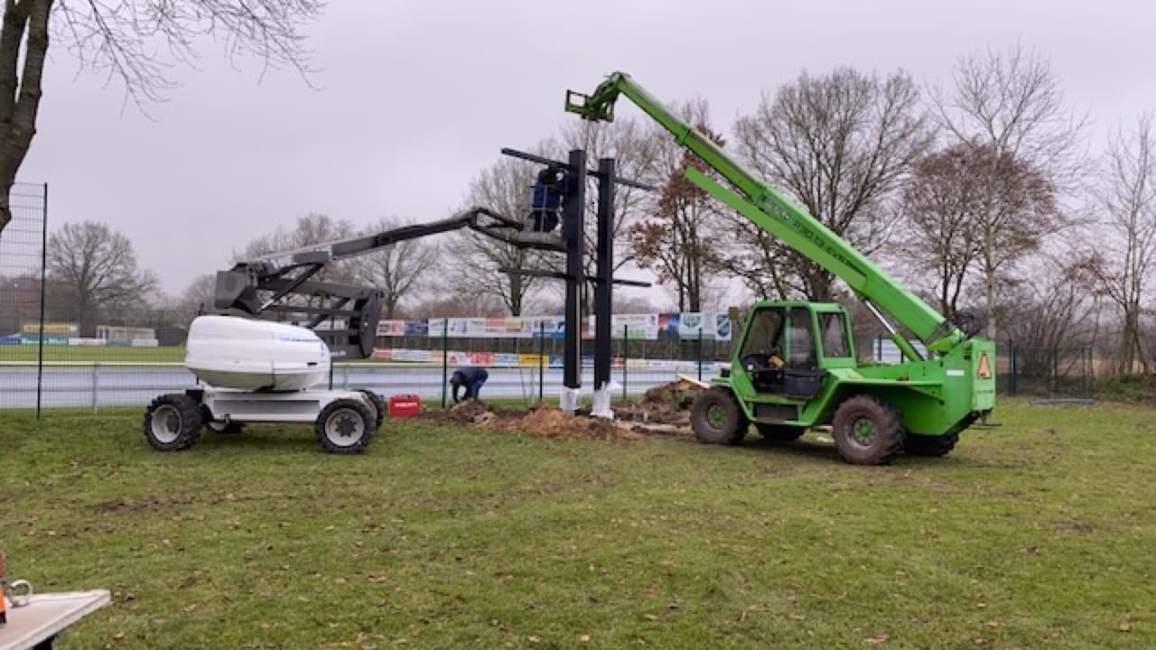 Aufstellen einer Pylonkonstruktion am Sportplatz mit Teleskoplader und Hubbühne