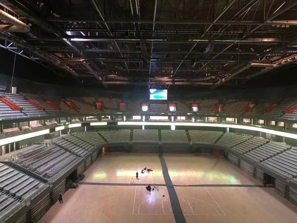 Überblick einer Basketballhalle mit LED-Tafel an der Stirnseite