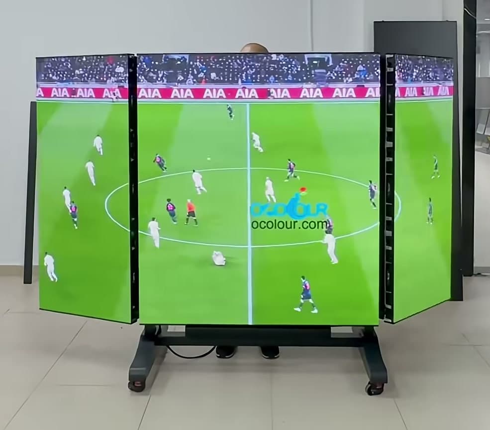 Mobiler LED-Bildschirm mit Fußballübertragung und teilweise eingeklappten Seitenflügeln