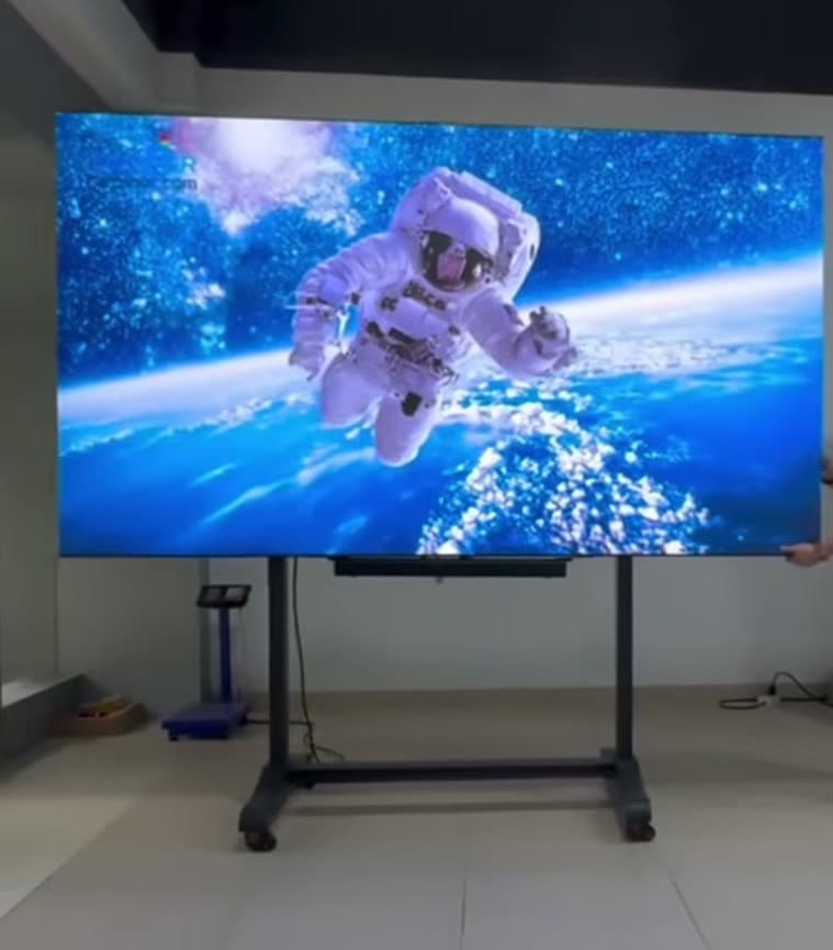 Mobiler LED-Bildschirm mit Astronautenmotiv auf einem schwarzen Rollständer im geöffneten Zustand
