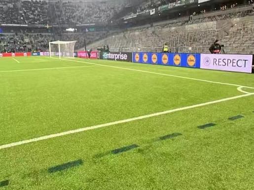 LED-Bande mit Werbung an der Seitenlinie eines Stadions aus Sicht des Spielfeldes