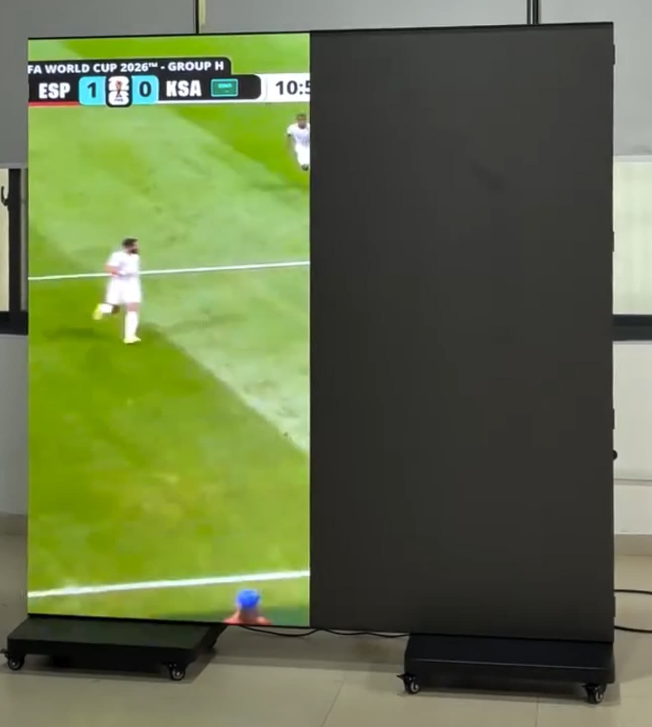 Zwei schmale LED-Aufsteller nebeneinander, links mit Fußballbild und rechts mit dunkler Fläche. Standbild aus einem Video.