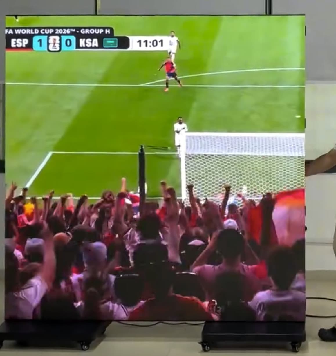 Zwei nebeneinander gekoppelte LED-Aufsteller mit durchgehendem Fußballbild auf zwei Rollfüßen. Standbild aus einem Video.