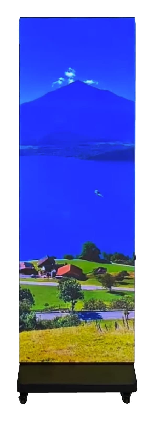 Schmaler LED-Aufsteller mit blauem Landschaftsmotiv auf einem vollständig sichtbaren Rollfuß. Standbild aus einem Video.