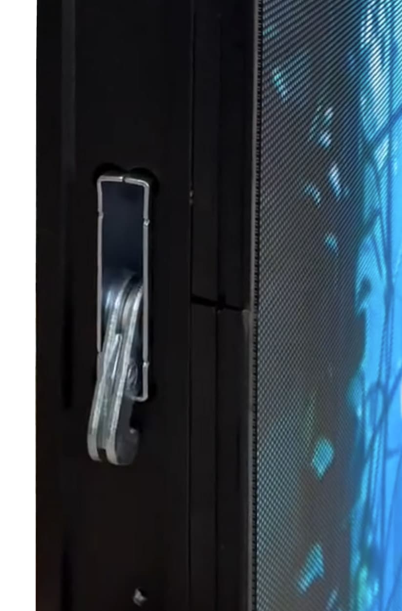 Ausgeklappter Verriegelungsmechanismus am Gehäuserand zum Koppeln mehrerer Geräte zu einer Fläche. Standbild aus einem Video.