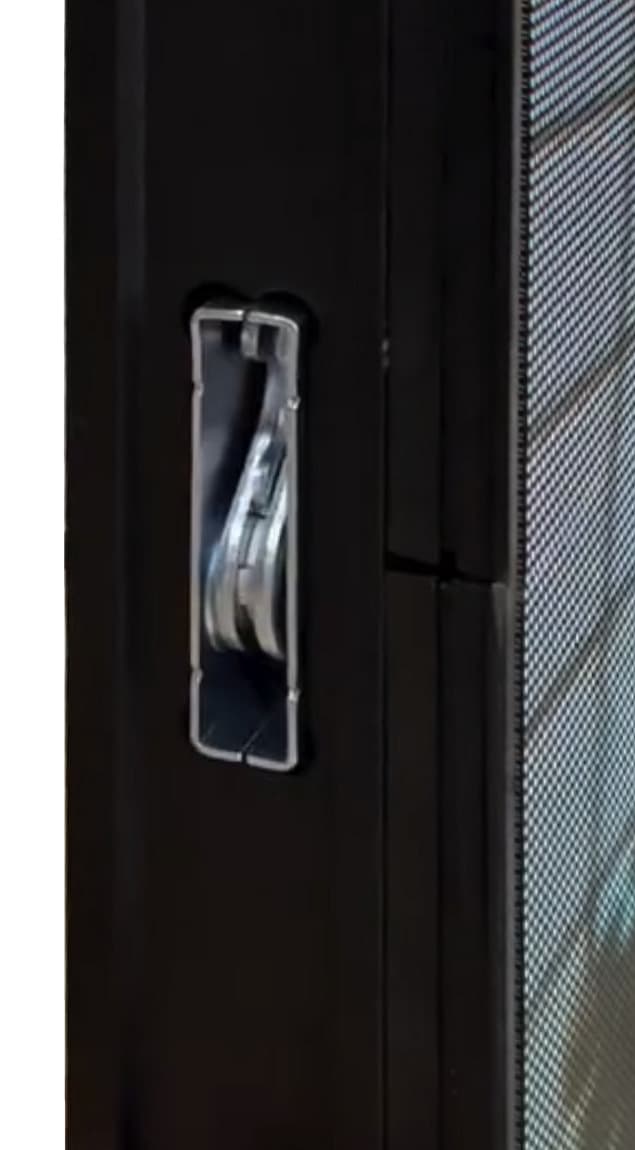 Anliegender Verriegelungsmechanismus am Gehäuserand zum Koppeln mehrerer Geräte zu einer Fläche. Standbild aus einem Video.