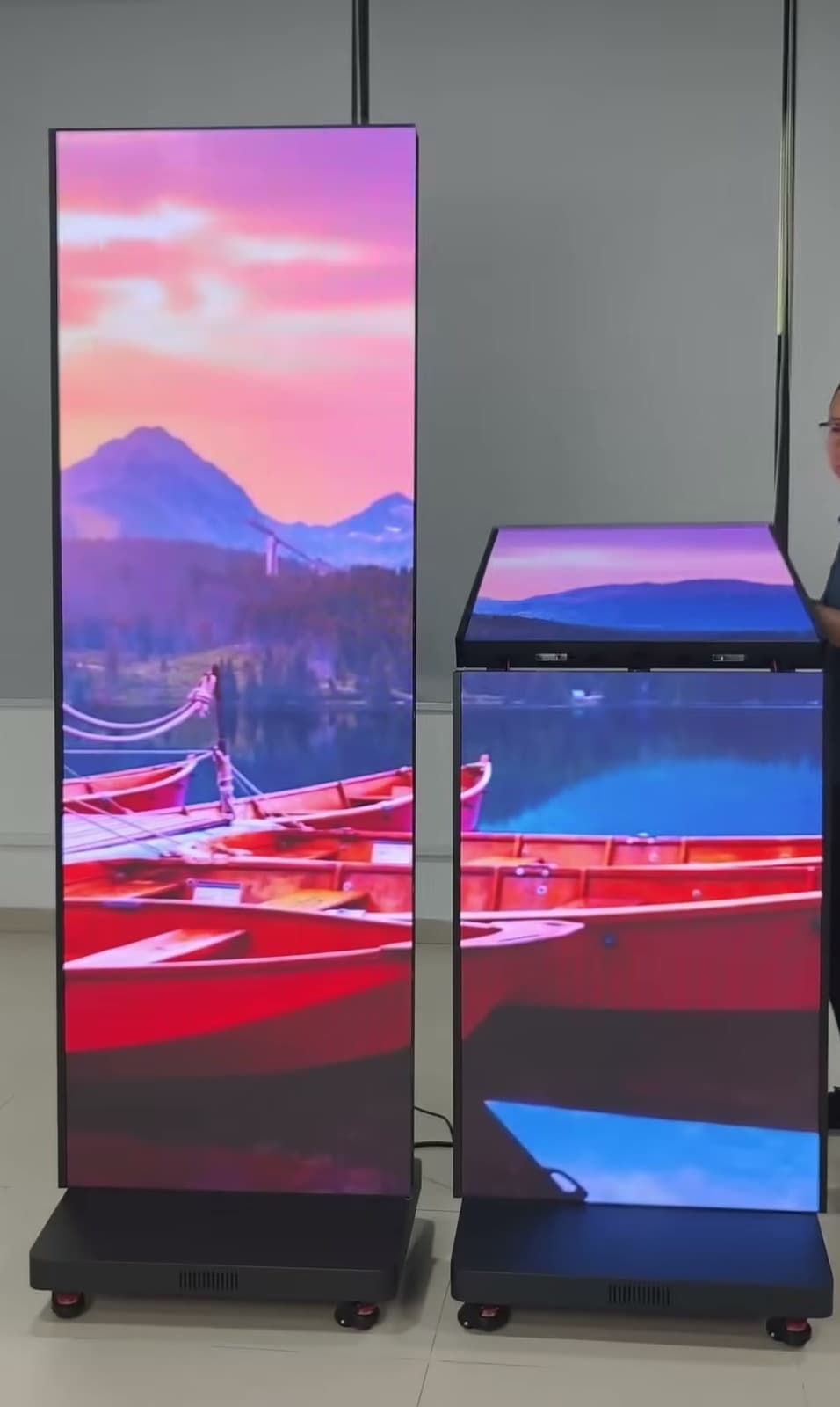 Zwei LED-Faltposter mit Landschaftsmotiv nebeneinander im geöffneten und halb gefalteten Zustand