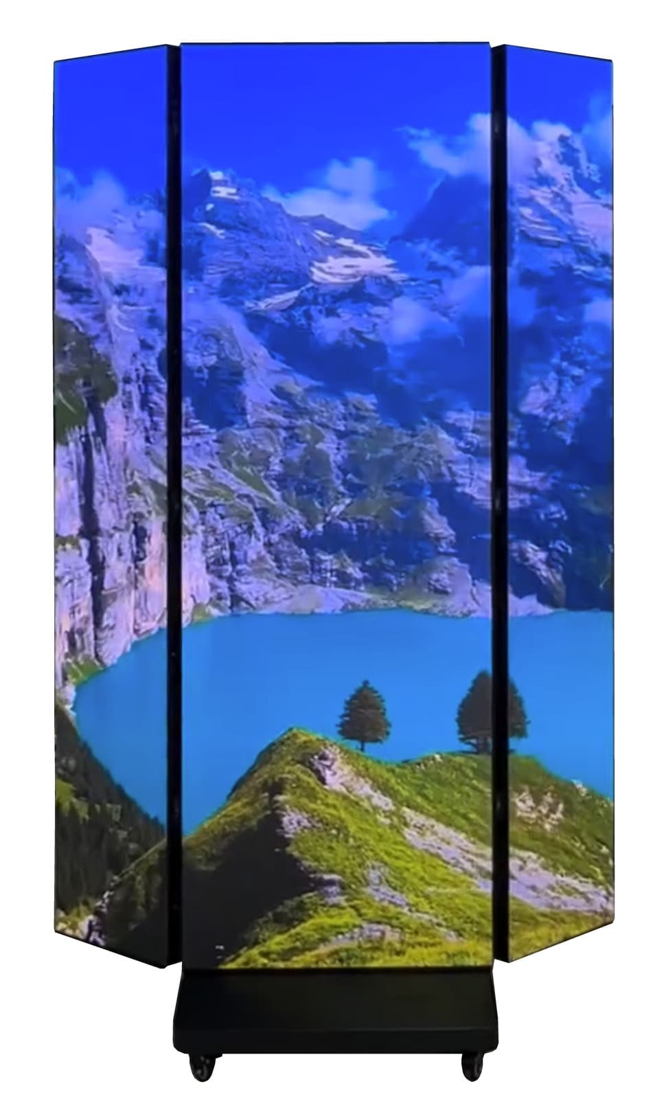 Breites LED-Faltposter mit schräg gestellten Seitenflächen und Bergseemotiv auf einem Rollfuß. Standbild aus einem Video.