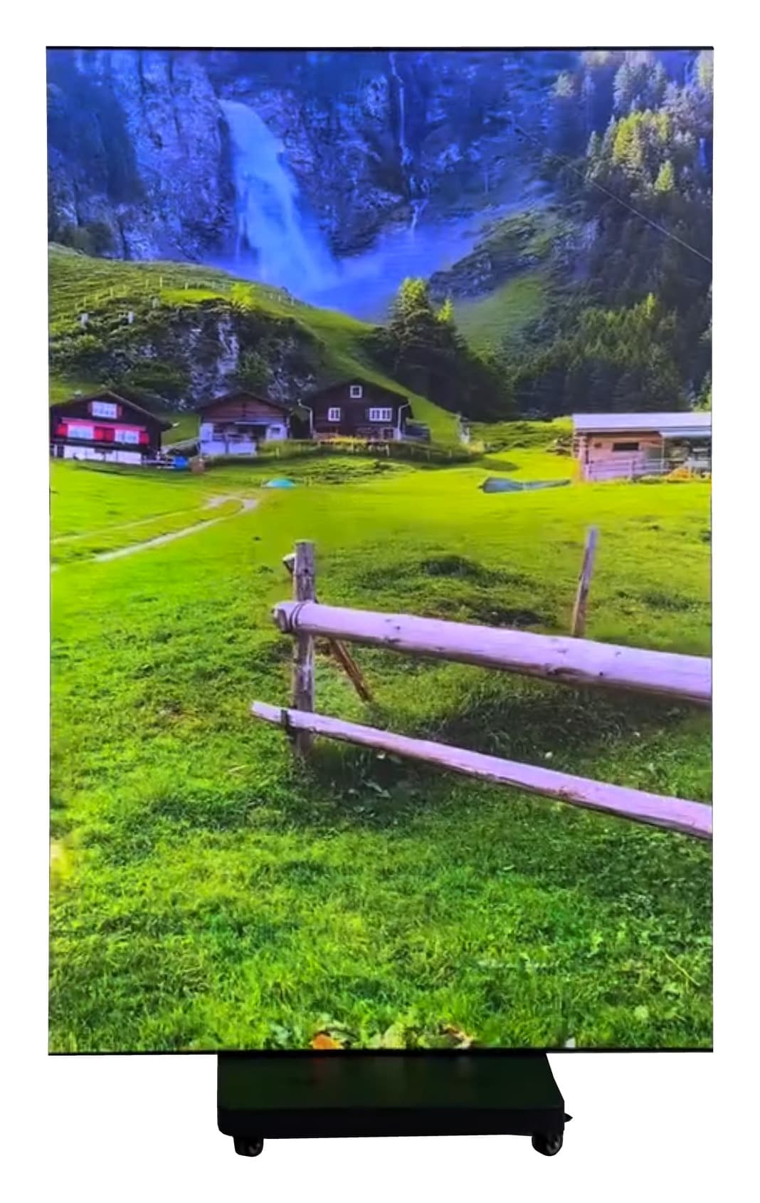 Breiter LED-Aufsteller mit vollständig geöffneter Bildfläche, Landschaftsmotiv und Rollfuß. Standbild aus einem Video.