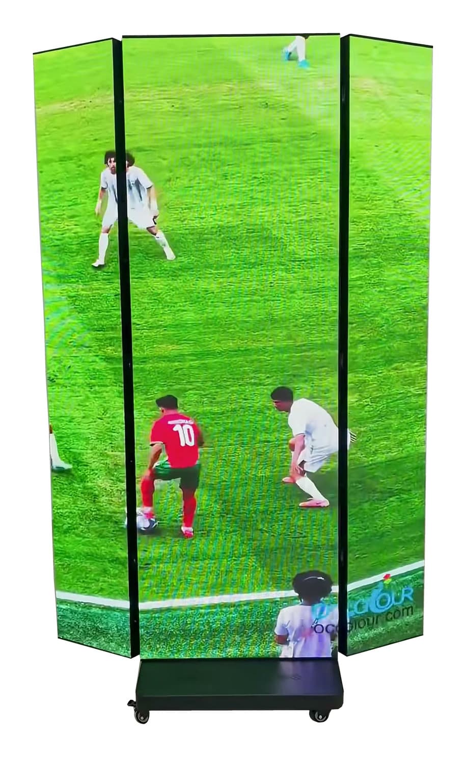 LED-Aufsteller mit Fußballübertragung und zwei schräg eingeklappten Seitenflächen