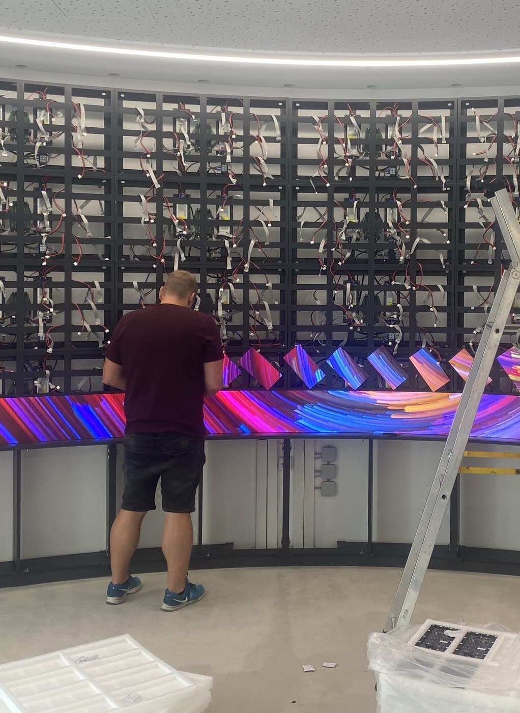 Techniker setzt Module in die Kabinette einer LED-Wand ein