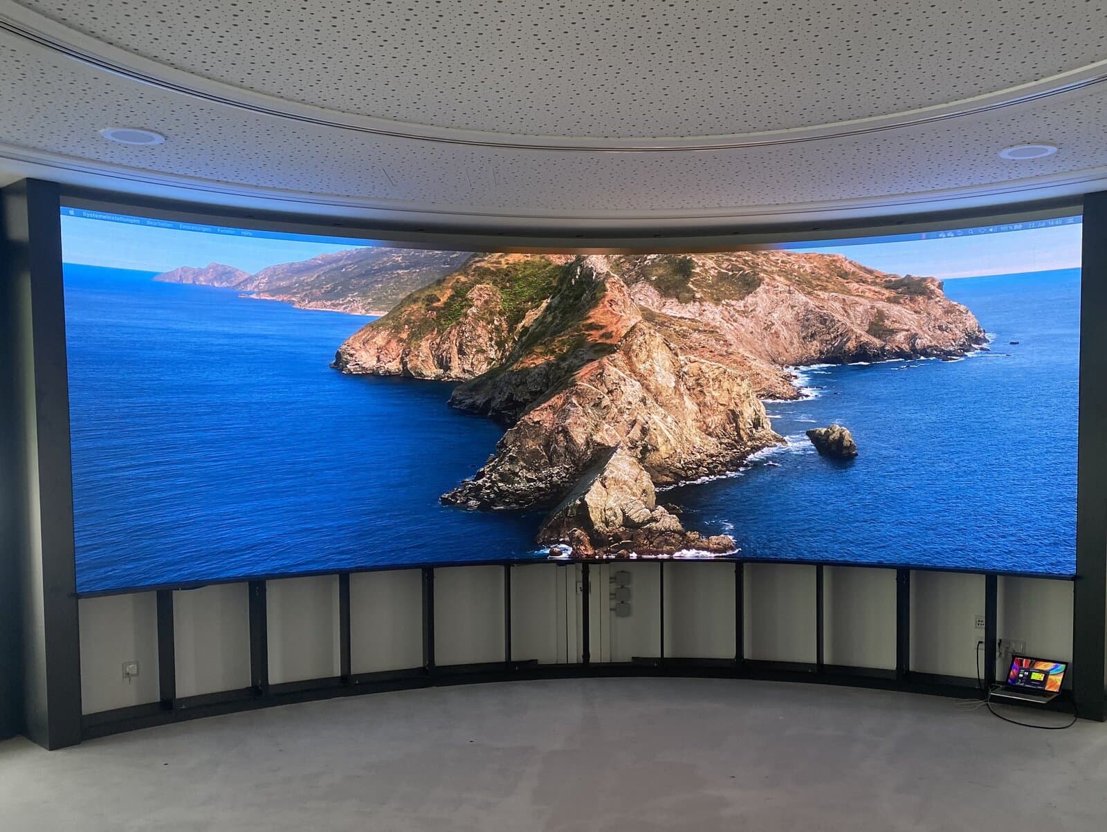 Gebogene LED-Wand in einem Foyer mit Landschaftsmotiv