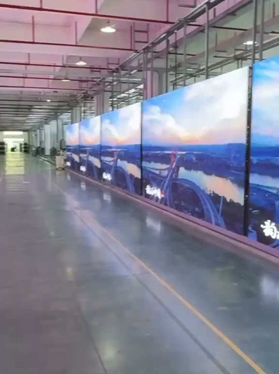 Testaufbau in einer Werkhalle mit laufenden LED-Wänden und Landschaftsmotiv, Standbild aus einem Video